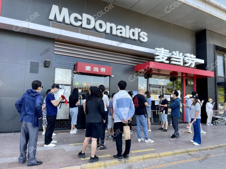 北京市餐饮经营单位暂停堂食、转为外卖服务。